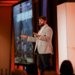 Laurent Duvernay Tardif au RDV OACIQ 2023 au Palais des congrès de Montréal, organisé par Kumpanni